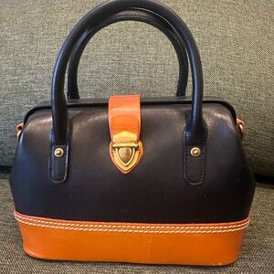 Elegant Black Handbag w/Straps